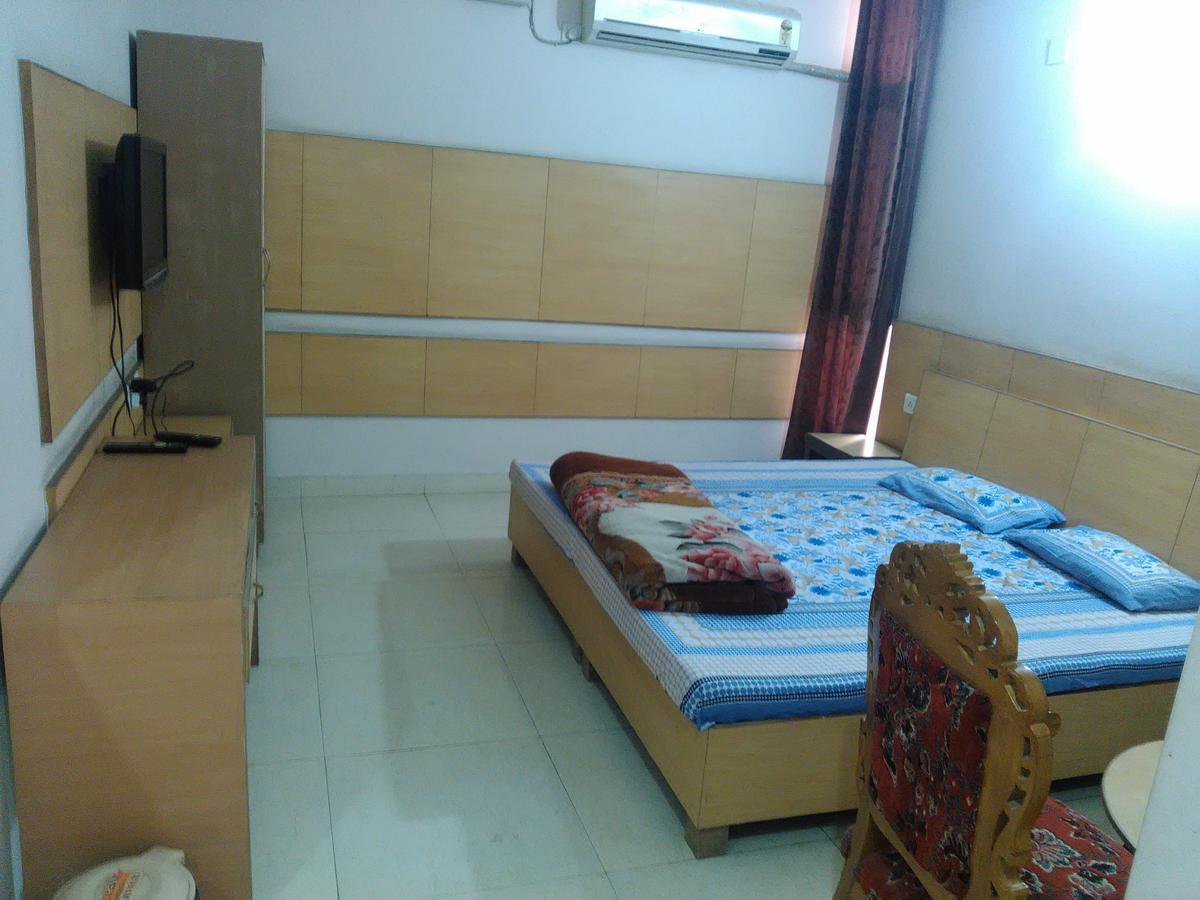 Hotel Palace Hoshiarpur Экстерьер фото